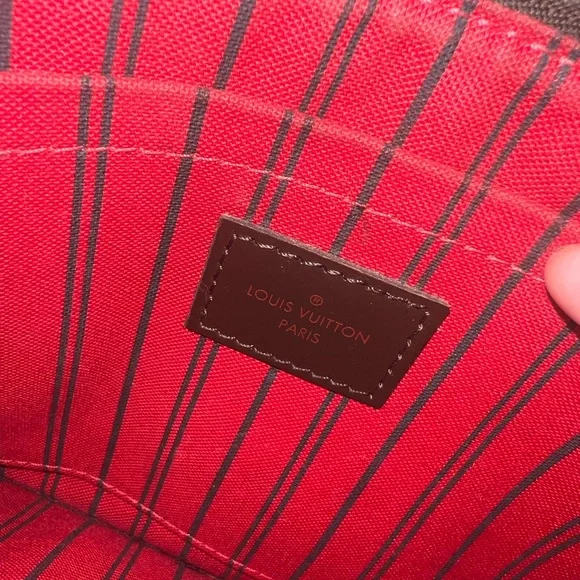 Louis Vuitton Neverfull Wristlet - Picture 4 of 13